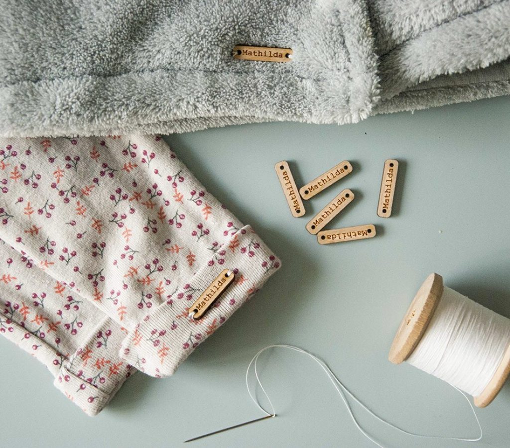 Comment étiqueter les vêtements de ses enfants facilement ?