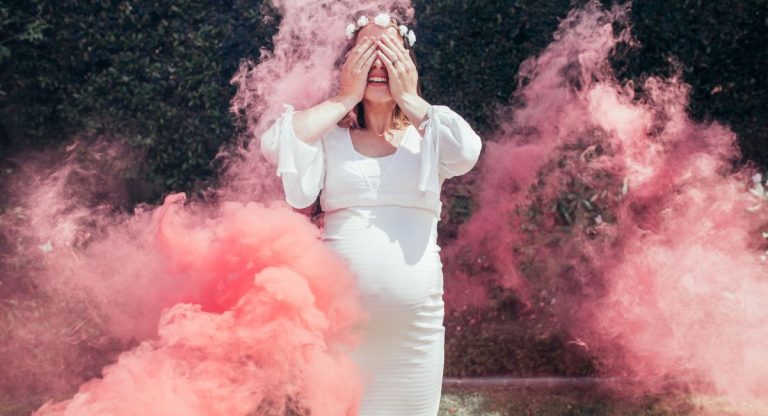 Pourquoi utiliser un fumigène de couleur pour une gender reveal ?