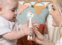 Comment Sophie la girafe apaise et divertit les enfants ?
